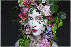 image LAND Bild mit Rahmen Schönheit mit Blumenperücke  | Schubiger Möbel