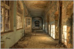 image LAND Bild mit Rahmen Lost Place Flur  | Schubiger Möbel