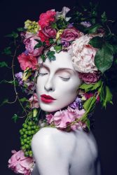 image LAND Alubild Hübsche Frau mit Blumen  | Schubiger Möbel
