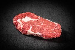 Schweizer Rindsribeye portioniert