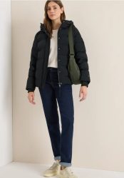 Sportive Jacke mit Kapuze