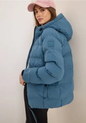 Sportive Jacke mit Kapuze
