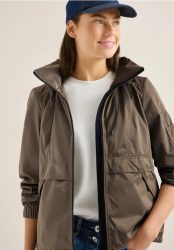 Jacke mit verstaubarer Kapuze