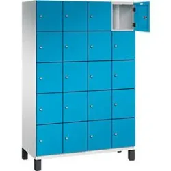C+P Schliessfachschrank Cambio, 4 Abteile, 20 Fächer, auf Füssen, B 1200 x T 525 x H 1980 mm, lichtgrau/lichtblau