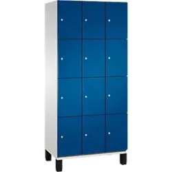 C+P Schliessfachschrank Cambio, 3 Abteile, 12 Fächer, auf Füssen, B 900 x T 525 x H 1980 mm, lichtgrau/enzianblau