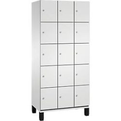 C+P Schliessfachschrank Cambio, 3 Abteile, 15 Fächer, auf Füssen, B 900 x T 525 x H 1980 mm, lichtgrau