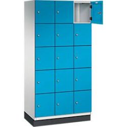 C+P Schliessfachschrank Cambio, 3 Abteile, 15 Fächer, mit Sockel, B 900 x T 525 x H 1980 mm, lichtgrau/lichtblau