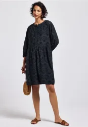 Kleid mit Lochstickerei