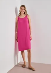 Knielanges Kleid mit Schnallendetail