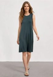 Knielanges Kleid mit Rundhals und Knopfdetail