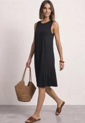 Knielanges Kleid mit Rundhals und Knopfdetail