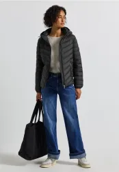 Jacke mit abnehmbarer Kapuze