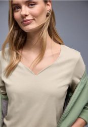 Shirt mit Herzausschnitt