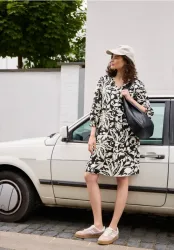 Knielanges Kleid im Tunika