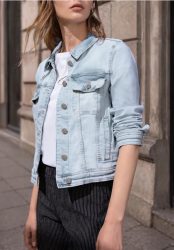 Jeansjacke mit Brusttaschen und Knöpfen