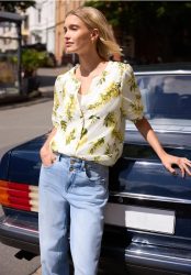 Kurzarm Bluse mit Split Neck und Print