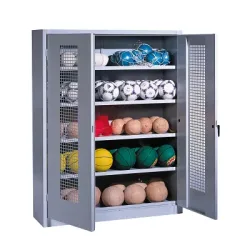 C+P Ballschrank mit Lochblech-Flügeltüren (Typ 3), HxBxT 195x150x50 cm, Lichtgrau (RAL 7035), Ergo-Lock Muldengriff, Lichtgrau (RAL 7035), Einzelschliessung