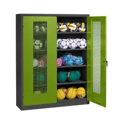 C+P Ballschrank mit Lochblech-Flügeltüren (Typ 3), HxBxT 195x150x50 cm, Ergo-Lock Muldengriff, Clowngrün (RAL 110 80 60), Anthrazit (RAL 7021), Einzelschliessung