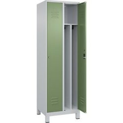 C+P Schwarz-Weiß-Spind Classic PLUS, schmal, 2 Abteile, verkürzte Trennwand mittig, lichtgrau / resedagrün, B 600 mm, mit Füßen, Zylinderschloss,