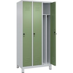 C+P Schwarz-Weiß-Spind Classic PLUS, schmal, 3 Abteile, verkürzte Trennwand mittig, lichtgrau / resedagrün, B 900 mm, mit Füßen, Drehriegel, Trennwand