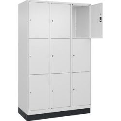 3er-Schließfachschrank Classic PLUS, 3 Abteile, verkehrsweiß, B 1200 mm, 9 Fächer, mit Bodensockel C+P