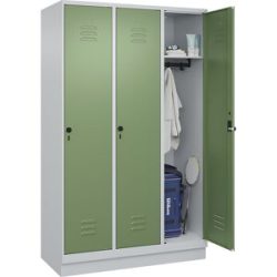 Spind Classic PLUS, 3 Abteile, lichtgrau / resedagrün, B 1200 mm, mit Bodensockel, Drehriegel C+P
