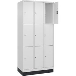 3er-Schließfachschrank Classic PLUS, 3 Abteile, verkehrsweiß, B 900 mm, 9 Fächer, mit Bodensockel C+P