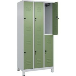 Doppelstock-Spind Classic PLUS, 3 Abteile, lichtgrau / resedagrün, HxB 1950 x 900 mm, mit Füßen, Drehriegel C+P