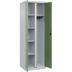Putzmittelspind Classic PLUS, 1 Abteil, Trennwand mittig, lichtgrau / resedagrün, B 600 mm, mit Bodengleitern, Zylinderschloss C+P