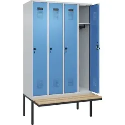 Kleiderspind C+P Evolo Plus, 4 Abteile à 300 mm Breite, schwebende Sitzbank, B 1200 x T 815 x H 2120 mm, Drehriegel, lichtgrau/lichtblau
