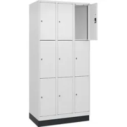 kaiserkraft 3er-Schließfachschrank Evolo PLUS, 3 Abteile, weiß, B 900 mm, 9 Fächer, mit Bodensockel, Zylinderschloss