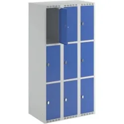 kaiserkraft 3er-Schließfachschrank Fydor, 3 Abteile, lichtgrau / enzianblau, B 900 mm, flache Dachform, Vorhängeschloss