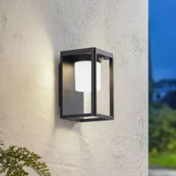 Lucande LED-Solar-Wandleuchte Tilena, schwarz, Alu, Sensor Tilena, schwarz, Aluminium, Modern, Solarleuchte außen