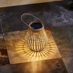 Lindby LED-Solar-Terrassenleuchte Amaria, Bambus, Ø 18 cm Amaria Lindby, dimmbar, Holz hell, Bambus, Landhaus / Rustikal