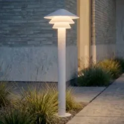 Lucande LED-Wegeleuchte Montaro, 110 cm, weiß, IP54 Montaro, weiß / opal, Aluminium, Modern