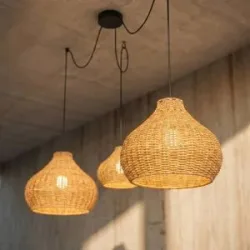 Lucande Außenhängelampe Taniola, 3-flg., beige, Rattan, IP44 Taniola Lucande, dimmbar, Holz hell, Holz, Landhaus / Rustikal