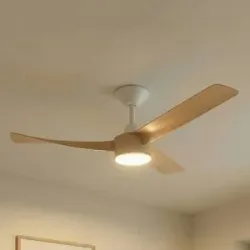 Lucande LED-Deckenventilator Airona, weiß/holz DC leise dim. Airona Lucande, dimmbar, Holz hell, für Wohn- / Esszimmer, Kunststoff, Modern