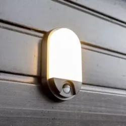 HOFTRONIC Trend - LED-Wandleuchte mit Sensor - 10 Watt 825 Lumen - Bewegungsmelder und Dämmerungsschalter - 3000 K warmweiß - Schwarz - Sicherheitsleuchte - IP65 für den Innen- und Außenbereich
