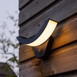 HOFTRONIC Leeds - LED-Wandleuchte mit Sensor - 10 Watt 780 Lumen - Bewegungsmelder und Dämmerungsschalter - 3000K warmweiß - Schwarz - Sicherheitsleuchte - IP54 für den Innen- und Außenbereich
