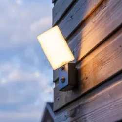 HOFTRONIC Selby - LED-Wandleuchte mit Sensor - 10 Watt 780 Lumen - Bewegungsmelder und Dämmerungsschalter - 3000K warmweiß- Schwarz - Sicherheitsleuchte