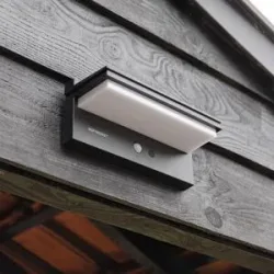 HOFTRONIC Veda LED Solar Wandleuchte mit PIR-Sensor Dämmerungsschalter 4 Lichteinstellungen 75 LEDS 2700K Warmweiß IP65