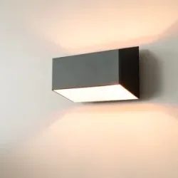 LUSENZ Ara nero oro - Längliche Wandleuchte mit Up- und Downlight, mattschwarzer Beschichtung und goldfarbener Innenseite