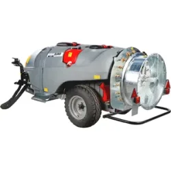 AgriEuro TOP-LINE Nachlauf- Gebläsespritze Gray T Car 1500/80 mit Traktoranschluss für die Sprühbehandlung - Fassungsvermögen 1500 l - Pumpe AR1064